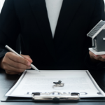 Alex Nabuco dos Santos explica como indicadores macroeconômicos influenciam decisões no mercado imobiliário.