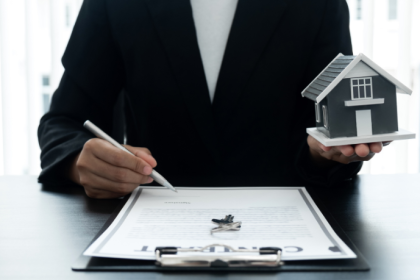 Alex Nabuco dos Santos explica como indicadores macroeconômicos influenciam decisões no mercado imobiliário.
