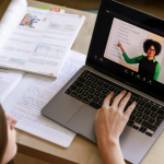 Sérgio Bento De Araújo destaca como o EAD transforma o acesso à educação, oferecendo flexibilidade e novas oportunidades de aprendizado.
