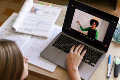 Sérgio Bento De Araújo destaca como o EAD transforma o acesso à educação, oferecendo flexibilidade e novas oportunidades de aprendizado.