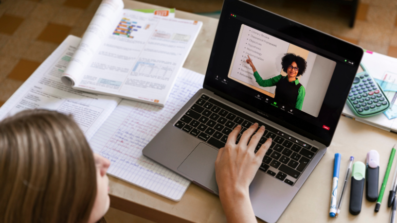 Sérgio Bento De Araújo destaca como o EAD transforma o acesso à educação, oferecendo flexibilidade e novas oportunidades de aprendizado.