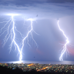 Tempestade em Portugal deixa mortos, provoca apagão e expõe fragilidade diante de eventos extremos