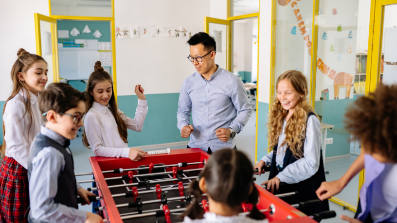 No contexto da educação inovadora, Sérgio Bento De Araújo aborda como gamificação e metodologias ativas podem qualificar o aprendizado e ampliar o engajamento dos alunos.