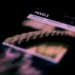 Tela de smartphone com imagens e textos desfocados, representando um aplicativo digital.
